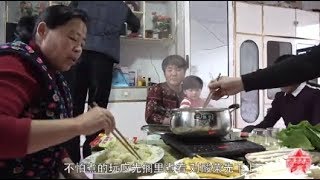 东北大龙381：丈母娘来看外孙女，老妈做啥美食来招待？聚在一起真热闹