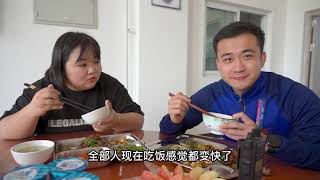 郭北鼻当一天消防员是什么体验？带大家看看伊犁蓝朋友们都吃些啥