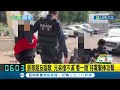 ktv前等朋友唱歌 兄弟檔不滿