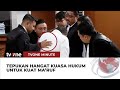 Usai Divonis 15 Tahun, Kuat Ma’ruf Ditenangkan Oleh Kuasa Hukumnya | tvOne Minute