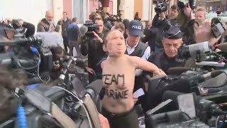 Γυμνόστηθες ακτιβίστριες FEMEN με μάσκες Πούτιν και Λεπέν