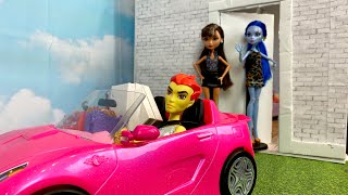 Heath Moves Out- A Monster High/Ever After High Stop Motion