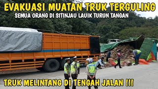 Truk Melintang Di Tengah Jalan, Evakuasi Muatan Truk Sembako Yang Terguling Di Sitinjau Lauik ❗❗❗