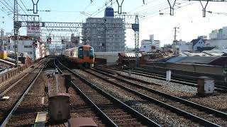 鶴橋駅で大阪難波行きの特急の到着シーン