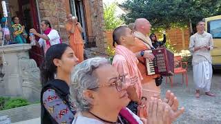 Madhupati Prabhu Chants Hare Krishna as the Jagannatha Deities \u0026 Srila Prabhupada Leave the Temple