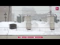 moscow workers clean up snowy roofs and streets after record snowfall