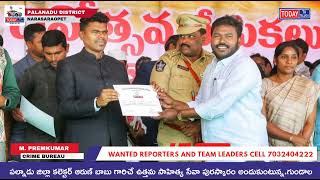 పల్నాడు జిల్లా కలెక్టర్ అరుణ్ బాబు గారిచే నూతన సాహిత్య సేవ పురస్కారం అందుకుంటున్న గుండాల రాకేష్ గారు