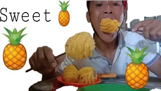 Eating sweet pineapple ការញ៉ាំផ្លែម្នាស់ផ្អែមឆ្ងាញ់ណាស់មានបងប្អូនណាចងញ៉ាំទែ