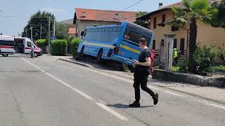 FAVRIA PULLMAN FINISCE NEL GIARDINO DI UNA CASA