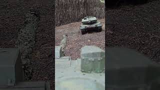 2024-02-21 Ukrainian Leopard 2a6 tank hit by dud Russian KUB2 drone