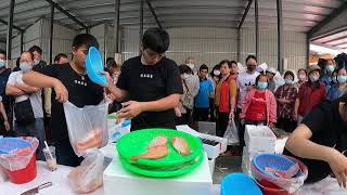 東興市場最好賣的就是鮮魚~~鮮魚拿出來賣就對了 中彰海王子海鮮拍賣 台中東興市場海鮮叫賣