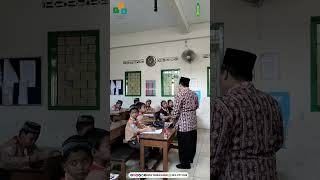 Kunjungan Bpk. Kepala Madrasah ke kelas untuk memantau pelaksanaan STS-PTS-1