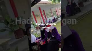 suasana ketika mahasiswa mau ujian proposal skripsi.  wajah tegang semua..