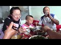 【eng sub】女兒給大黑買啥了？鐵鍋燉大鵝蘿蔔絲炒肉，一家人喝酒啃肉真熱鬧【泥土大黑】