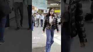Black Jacket...चेहरे पर मुस्कुराहट, Mumbai Airport पर Spot हुईं Parineeti Chopra