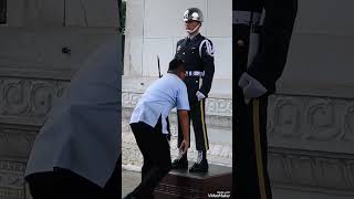 【 😃哇～這位便衣幫忙整理軍服超仔細 ，整理完畢還要再觀察一下 ？真令人震撼了 ！😱好厲害啊～太感動 …】國民革命忠烈祠-113年6月2日