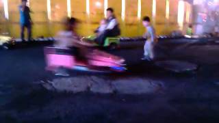 夜市危險的碰碰車.mp4