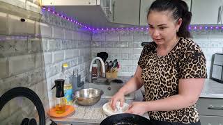 Нашла старую краску и покрасила фундамент