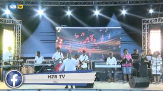 Msechu akiimba wimbo wa Ephraim Sekelet Uniongoze with live Band