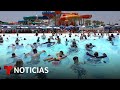 Advierten del peligro de contagios en piscinas y lagos | Noticias Telemundo