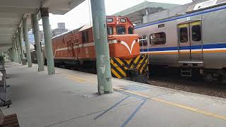 4017次經由宜蘭線開往樹林的EMU702+EMU701車王阿福號區間快車，和R168單柴電頭+水泥斗車貨列