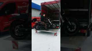 Погрузка мотоцикла Harley-Davidson с помощью гидроборта