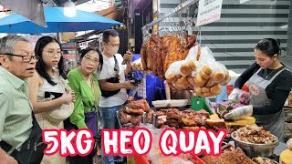 LY LY CHẶT LIÊN TIẾP 5KG HEO QUAY CHO ĐOÀN KHÁCH GIA ĐÌNH VIỆT KIỀU.