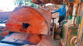 band saw. proses penggergajian kayu Meranti batu merah menggunakan gergaji pita