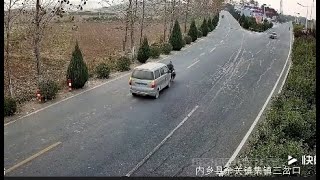 中国交通事故：摩托车变道被撞。Lane change