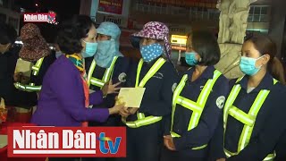 Đồng chí Trương Thị Mai trao quà Tết tặng công nhân đô thị Đà Lạt