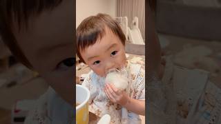 【おにぎり】美味しいご飯を頬張る息子 / Our son loves rice ball.