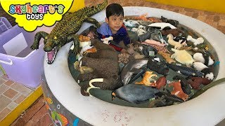 100 ANIMALS swimming in the pool! Skyheart plays with animal toys for kids mojo planet