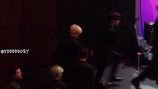 4K 190226 이데일리 문화대상 방탄 국민 직캠 jikook 정국지민 전위성 전굳이 왜 손을 지민이형 허리에?! 🐰❣️🐥👀❓