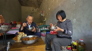 蜂场生活太艰苦，做顿红烧肉给叔叔阿姨改善伙食，老叔直夸满口香