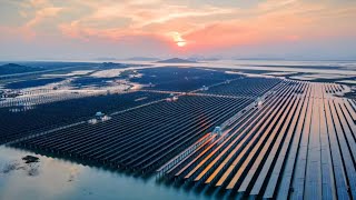 China's first intertidal photovoltaic power station generates electricity.-中国首座潮间带(滩涂)清港光伏电站并网发电。