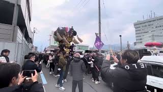 パトカーに誘導される久保原太鼓台