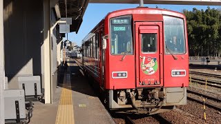 めちゃくちゃ目立つ真っ赤なキハ120カープ号  備後庄原行きワンマンカー　三次駅発車