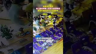 地震发生瞬间，幼儿园老师第一时间飞奔到教室，带领午睡的孩子们迅速撤离