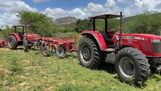 Dois tratores massey cortando terra em uma área  muito visitado por turista