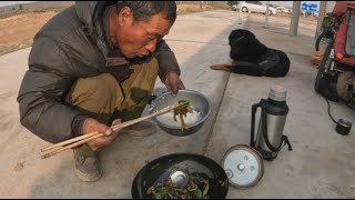 64岁老兵继续骑行内蒙古，在库布齐沙漠遇到了风雨 【An old man’s cycling life with his Bankhar dog】【东戈黑黑旅行记】