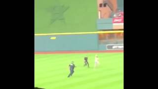 Astros Streaker Escapes and Jukes Security!