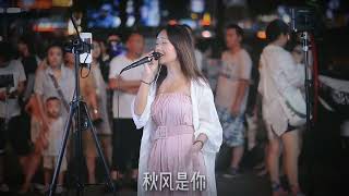 美女街头一曲《往后余生》，引来一片片路人，甜美的声音就是好听