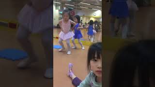 CC姐妹 Charlene, dancing ballet, trying to keep the beat ….we tried…🤣 跳芭蕾總是與眾不同的妹妹