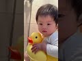 她洗pp也太快乖了吧…这是我的小baby啊 萌娃洗澡 记录萌娃日常生活 宝宝洗澡的正确方式 红嘴鸭洗澡台