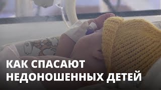 Недоношенных детей спасают вязаные носочки