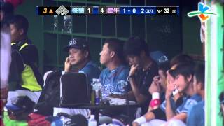 20130928 CPBL 桃猿vs犀牛 3上 連續9次盜壘成功的謝炫任被抓到 楊教練懷疑暗號被破了