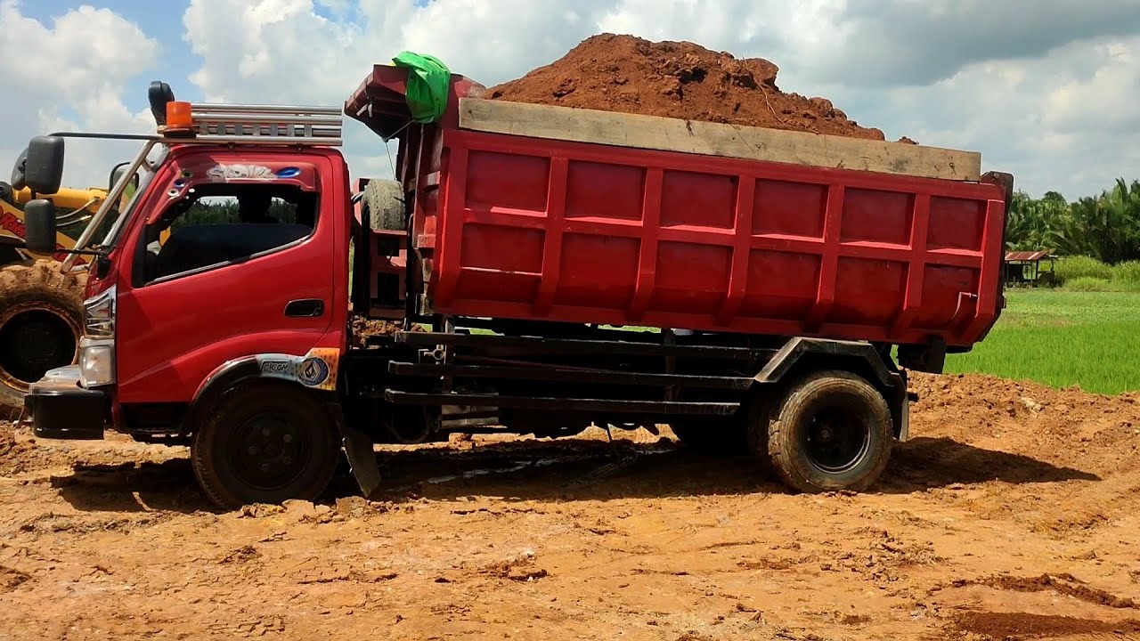 Mobil Truk Toyota Dyna Jomplang Muatan Timbunan // Dump Truk - YouTube