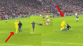 A fan wanted to beat the goalkeeper of Sevilla during the match!