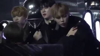 WANNA ONE \u0026 JBJ CUTE MOMENTS AT MMA 2017 (HD)