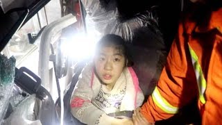 Firefighter pacifies girl trapped in truck with kind reassurances